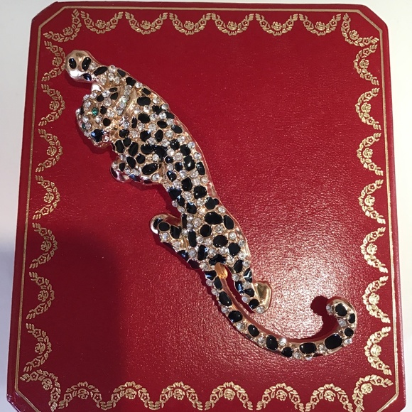 Fashionable Leopard gold tone brooch with rhinestones - Picture 6 of 6